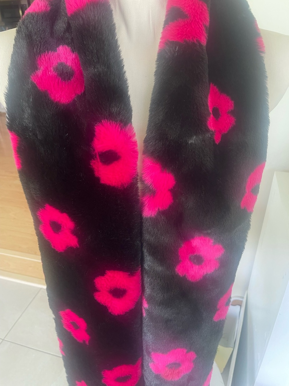 Betsy Johnson Trolls Black Faux Fur Scarf with Hot Pink Flowers NNT